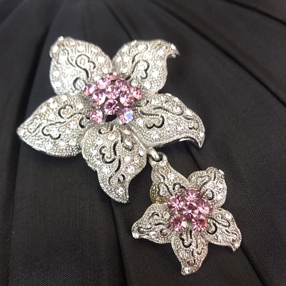 Grand dame's Vintage dangle broach